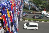 Sejumlah kendaraan melintas di bawah lokasi Aksi Gantung Syal Aremania di jembatan penyeberangan jalan Ahmad Yani, Malang, Jawa Timur, Jumat (7/10/2022). Aksi tersebut dilakukan suporter Arema FC (Aremania) sebagai bentuk ungkapan duka sekaligus penyampaian tuntutan agar tragedi Kanjuruhan diusut tuntas. ANTARA FOTO/Ari Bowo Sucipto/nym.