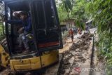 Tim gabungan dari BPBD Ciamis menggunakan alat berat membersihkan material tanah longsor di Desa Sukamaju, Kecamatan Cihaurbeuti, Kabupaten Ciamis, Jawa Barat, Sabtu (8/10/2022). Hujan dengan intensitas tinggi di kawasan itu menyebabkan terjadinya longsor dan ratusan hektar lahan pertanian rusak. ANTARA FOTO/Adeng Bustomi/agr