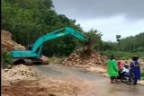 BPBD Gunungkidul mengevakuasi material tanah longsor Pantai Krakal