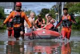 Tim SAR mengevakuasi wisatawan mancanegara (wisman) menggunakan perahu karet saat terjebak banjir di kawasan Seminyak, Badung, Bali, Sabtu (8/10/2022). Tim SAR gabungan mengevakuasi puluhan wisman dari sejumlah vila yang terendam banjir dengan ketinggian sekitar 1,5 meter di kawasan pariwisata itu akibat hujan yang mengguyur Bali sejak Jumat (7/10). ANTARA FOTO/Fikri Yusuf/nym.