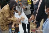 Menteri Sosial Tri Risma Harini memberikan mainan boneka dinosaurus kepada anak polisi korban tragedi Kanjuruhan di Tulungagung, Jawa Timur, Sabtu (8/10/2022). Selain santunan dalam bentuk uang, Mensos memastikan setiap korban dan keluarga korban tragedi Kanjuruhan mendapat pendampingan psikolog Kemensos. ANTARA Jatim/Destyan Sujarwoko/zk