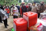 Menteri Sosial Tri Rismaharini (kiri) didampingi Bupati Tulungagung Maryoto Birowo (kedua kiri) saat meninjau kesiapan lumbung sosial di Desa Keboireng, Tulungagung, Jawa Timur, Sabtu (25/12/2021). Lumbung sosial itu dipersiapkan di desa-desa atau wailayah rawan bencana di seluruh pesisir selatan Jawa. ANTARA Jatim/Destyan Sujarwoko/zk 