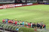 Timnas U-17 Indonesia beri pelukan dan jersey ke tim Palestina
