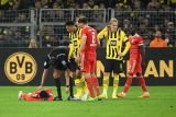 Pemain Muenchen Alphonso Davies diduga gegar otak setelah tertendang pemain Dortmund