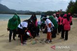 Sejumlah warga  mengumpulkan sampah plastik bekas di pantai wisata Lampuuk, Kecamatan Lhoknga, Kabupaten Aceh Besar, Aceh, Sabtu (8/10/2022). Aksi pemerintah Aceh Besar bersama masyarakat pesisir membersihkan sampah plastik bekas itu  dalam rangka mensukseskan program nasional pengurangan sampah di laut sebesar 70 persen  tahun 2025. ANTARA FOTO/Ampelsa.