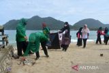 Sejumlah warga  mengumpulkan sampah plastik bekas di pantai wisata Lampuuk, Kecamatan Lhoknga, Kabupaten Aceh Besar, Aceh, Sabtu (8/10/2022). Aksi pemerintah Aceh Besar bersama masyarakat pesisir membersihkan sampah plastik bekas itu  dalam rangka mensukseskan program nasional pengurangan sampah di laut sebesar 70 persen  tahun 2025. ANTARA FOTO/Ampelsa.ANTARA FOTO (ANTARA FOTO)