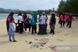 Sejumlah warga  mengumpulkan sampah plastik bekas di pantai wisata Lampuuk, Kecamatan Lhoknga, Kabupaten Aceh Besar, Aceh, Sabtu (8/10/2022). Aksi pemerintah Aceh Besar bersama masyarakat pesisir membersihkan sampah plastik bekas itu  dalam rangka mensukseskan program nasional pengurangan sampah di laut sebesar 70 persen  tahun 2025. ANTARA FOTO/Ampelsa.ANTARA FOTO (ANTARA FOTO)