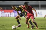 Pesepak bola Tim Nasional U-17 Indonesia Arkhan Kaka (kanan) berebut bola dengan Pesepak bola Tim Nasional U-17 Malaysia Muhammad Faris Danish (kiri) dalam laga Grup B Kualifikasi Piala Asia U-17 2023 di Stadion Pakansari, Cibinong, Kabupaten Bogor, Jawa Barat, Minggu (9/10/2022). Indonesia kalah dengan skor 1-5. ANTARA FOTO/M Risyal Hidayat/nym.