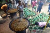 Warga memasak makanan tradisional  kuah beulangong (kari daging) di desa Meunasah Gla, Kabupaten Aceh Besar, Aceh, Sabtu (8/10/2022). Tradisi memasak kuah beulangong atau kari daging  yang kemudian dibagikan kepada masyarakat dan anak yatim itu dalam rangka memeriahkan peringatan Maulid Nabi Muhammad SAW. ANTARA FOTO/Ampelsa.