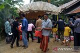 Warga membawa kuah beulangong (kari daging) di desa Meunasah Gla, Kabupaten Aceh Besar, Aceh, Sabtu (8/10/2022). Tradisi memasak kuah beulangong atau kari daging  yang kemudian dibagikan kepada masyarakat dan anak yatim itu dalam rangka memeriahkan peringatan Maulid Nabi Muhammad SAW. ANTARA FOTO/Ampelsa.