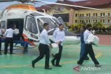 Personil Polri mengangkat karung berisi barang bukti tindak kejahatan narkotika jenis sabu saat diturunkan dari helikopter di Polda Aceh, Banda Aceh, Senin (10/10/2022). Polda Aceh bekerjasama dengan  Bareskrim Polri, Direktorat  Interdiksi  Narkotika  Bea dan Cukai, Bea Cukai Kepulauan Riau menggagalkan narkotika jenis sabu sebanyak 179 kilogram yang diselundupkan dari Malaysia melalui perairan Kabupaten Aceh Timur dan mengamankan seorang kurir, sedangkan pemilik dan jaringannya masih buronan. ANTARA FOTO/Ampelsa.