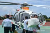 Personil Polri mengangkat karung berisi barang bukti tindak kejahatan narkotika jenis sabu saat diturunkan dari helikopter di Polda Aceh, Banda Aceh, Senin (10/10/2022). Polda Aceh bekerjasama dengan  Bareskrim Polri, Direktorat  Interdiksi  Narkotika  Bea dan Cukai, Bea Cukai Kepulauan Riau menggagalkan narkotika jenis sabu sebanyak 179 kilogram yang diselundupkan dari Malaysia melalui perairan Kabupaten Aceh Timur dan mengamankan seorang kurir, sedangkan pemilik dan jaringannya masih buronan. ANTARA FOTO/Ampelsa.