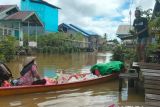 Banjir di Kapuas Hulu meluas ke 10 kecamatan, warga gunakan sampan