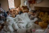 Perajin menyelesaikan produksi boneka di Sukamulya, Bandung, Jawa Barat, Senin (10/10/2022). Jumlah perajin boneka di sentra produksi boneka Sukamulya hanya tersisa lima rumah produksi yang bertahan dibandingkan sebelum pandemi COVID-19 yang mencapai 20 rumah produksi karena tidak mampu bertahan. ANTARA FOTO/Raisan Al Farisi/agr