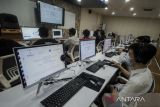 Mahasiswa menggunakan komputer saat perkuliahan di fasilitas ruangan 