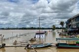 Suasana Pasar Sungai Durian yang terendam banjir di Kecamatan Sintang, Kabupaten Sintang, Kalimantan Barat, Senin (10/10/2022). BPBD Kabupaten Sintang mengatakan tingginya curah hujan yang terjadi di Kabupaten Sintang mengakibatkan sejumlah kecamatan yaitu antara lain Sintang, Serawai, Kayan Hilir, Dedai, Binjai, Sepaok dan Tempunak terendam banjir. ANTARA FOTO/Jane Elisabeth Wuysang/jhwANTARA FOTO/JANE ELISABETH WUYSANG (ANTARA FOTO/JANE ELISABETH WUYSANG)