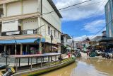 Suasana Pasar Sungai Durian yang terendam banjir di Kecamatan Sintang, Kabupaten Sintang, Kalimantan Barat, Senin (10/10/2022). BPBD Kabupaten Sintang mengatakan tingginya curah hujan yang terjadi di Kabupaten Sintang mengakibatkan sejumlah kecamatan yaitu antara lain Sintang, Serawai, Kayan Hilir, Dedai, Binjai, Sepaok dan Tempunak terendam banjir. ANTARA FOTO/Jane Elisabeth Wuysang/jhwANTARA FOTO/JANE ELISABETH WUYSANG (ANTARA FOTO/JANE ELISABETH WUYSANG)