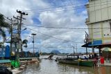 Suasana Pasar Sungai Durian yang terendam banjir di Kecamatan Sintang, Kabupaten Sintang, Kalimantan Barat, Senin (10/10/2022). BPBD Kabupaten Sintang mengatakan tingginya curah hujan yang terjadi di Kabupaten Sintang mengakibatkan sejumlah kecamatan yaitu antara lain Sintang, Serawai, Kayan Hilir, Dedai, Binjai, Sepaok dan Tempunak terendam banjir. ANTARA FOTO/Jane Elisabeth Wuysang/jhwANTARA FOTO/JANE ELISABETH WUYSANG (ANTARA FOTO/JANE ELISABETH WUYSANG)