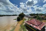 Suasana pemukiman masyarakat yang terendam banjir di Menyumbung Tengah, Kecamatan Sintang, Kabupaten Sintang, Kalimantan Barat, Senin (10/10/2022). BPBD Kabupaten Sintang mengatakan tingginya curah hujan yang terjadi di Kabupaten Sintang mengakibatkan sejumlah kecamatan yaitu antara lain Sintang, Serawai, Kayan Hilir, Dedai, Binjai, Sepaok dan Tempunak terendam banjir. ANTARA FOTO/Jane Elisabeth Wuysang/jhwANTARA FOTO/JANE ELISABETH WUYSANG (ANTARA FOTO/JANE ELISABETH WUYSANG)