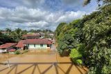 Suasana pemukiman masyarakat yang terendam banjir di Menyumbung Tengah, Kecamatan Sintang, Kabupaten Sintang, Kalimantan Barat, Senin (10/10/2022). BPBD Kabupaten Sintang mengatakan tingginya curah hujan yang terjadi di Kabupaten Sintang mengakibatkan sejumlah kecamatan yaitu antara lain Sintang, Serawai, Kayan Hilir, Dedai, Binjai, Sepaok dan Tempunak terendam banjir. ANTARA FOTO/Jane Elisabeth Wuysang/jhwANTARA FOTO/JANE ELISABETH WUYSANG (ANTARA FOTO/JANE ELISABETH WUYSANG)