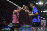 Pebulu tangkis tunggal putra Indonesia, Christian Adinata (kanan) menyalami  lawannya pebulu tangkis Estonia, Ragnar Sepp (kiri) usai pertandingan babak pertama atau 64 besar turnamen badminton Mansion Sport Indonesia International Challenge 2022 di Platinum Arena, Malang, Jawa Timur, Selasa (11/10/2022). Christian Adinata menang atas Ragnar Sepp dengan skor 2-0 (21-7, 21-8). ANTARA Jatim/Ari Bowo Sucipto/zk 