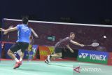 Pebulu tangkis tunggal putra Indonesia, Sulistyo Tegar (kiri) melakukan smash saat bertanding melawan pebulu tangkis Taipei Cheng Yi Ma (kanan) dalam babak kualifikasi turnamen badminton Mansion Sport Indonesia International Challenge 2022 di Platinum Arena, Malang, Jawa Timur, Selasa (11/10/2022). Tegar mengalahkan Cheng Yi Ma dengan skor 3-1 (21-7, 19-21, 21-15). ANTARA Jati./Ari Bowo Sucipto/zk 