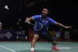 Pebulu tangkis tunggal putra Indonesia, Sulistyo Tegar berusaha mengembalikan bola dari pebulu tangkis Taipei Cheng Yi Ma (kanan) dalam babak kualifikasi turnamen badminton Mansion Sport Indonesia International Challenge 2022 di Platinum Arena, Malang, Jawa Timur, Selasa (11/10/2022). Tegar mengalahkan Cheng Yi Ma dengan skor 3-1 (21-7, 19-21, 21-15). ANTARA Jatim/Ari Bowo Sucipto/zk 