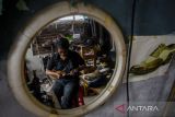 Pekerja menyelesaikan pembuatan sepatu berbahan kulit kaki ayam (ceker) di bengkel produksi Hirka Official, Bandung, Jawa Barat, Selasa (11/10/2022). Asosiasi Persepatuan Indonesia (Aprisindo) melaporkan kinerja ekspor alas kaki salah satunya sepatu kulit tercatat tumbuh 28,9 persen sepanjang 2022 dengan nilai mencapai USD 6,15 miliar yang membuat Indonesia berada di posisi keenam eksportir dunia. ANTARA FOTO/Novrian Arbi/agr