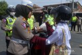 Polisi Lalulintas membagikan bu kulah atau nasi bungkus dan gulai daging kepada pengendara sepeda motor saat menggelar operasi zebra di lintas jalan nasional desa Indra Puri, Kabupaten Aceh Besar, Aceh, Selasa (11/10/2022). Operasi zebra bertema kearifan lokal dengan membagikan nasi bungkus kepada pengendaraa itu dalam rangka memperingati perayaan Maulid Nabi Muhammad SAW.ANTARA FOTO/Ampelsa.