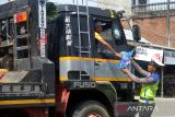 Polisi Lalulintas membagikan bu kulah atau nasi bungkus dan gulai daging kepada supir mobil truk saat operasi zebra di lintas jalan nasional desa Indra Puri, Kabupaten Aceh Besar, Aceh, Selasa (11/10/2022). Operasi zebra bertema kearifan lokal dengan membagikan nasi bungkus kepada pengendaraa itu dalam rangka memperingati perayaan Maulid Nabi Muhammad SAW.ANTARA FOTO/Ampelsa.