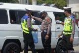 Polisi Lalulintas membagikan bu kulah atau nasi bungkus dan gulai daging kepada supir dan penumpang bis angkutan umum saat  operasi zebra di lintas jalan nasional desa Indra Puri, Kabupaten Aceh Besar, Aceh, Selasa (11/10/2022). Operasi zebra bertema kearifan lokal dengan membagikan nasi bungkus kepada pengendaraa itu dalam rangka memperingati perayaan Maulid Nabi Muhammad SAW.ANTARA FOTO/Ampelsa.