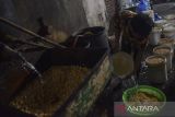 Pekerja mencuci kedelai untuk pembuatan tahu goreng di Cisadap, Kabupaten Ciamis, Jawa barat, Selasa (11/10/2022). Pemerintah telah menyiapkan subsidi selisih harga kedelai Rp1.000 per kg untuk para perajin tahu tempe dengan menyalurkan kedelai subsidi sebesar 200 ribu ton per bulan pada Desember 2022 mendatang. ANTARA FOTO/Adeng Bustomi/agr