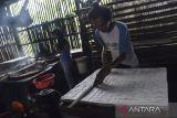 Pekerja membuat tahu goreng di Cisadap, Kabupaten Ciamis, Jawa barat, Selasa (11/10/2022). Pemerintah telah menyiapkan subsidi selisih harga kedelai Rp1.000 per kg untuk para perajin tahu tempe dengan menyalurkan kedelai subsidi sebesar 200 ribu ton per bulan pada Desember 2022 mendatang. ANTARA FOTO/Adeng Bustomi/agr