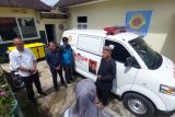 Anggota Dewan di Bukittinggi serahkan Ambulans untuk warga