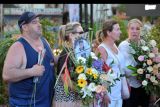 Keluarga korban bom Bali membawa rangkaian bunga saat Peringatan 20 Tahun Tragedi Bom Bali di Monumen Ground Zero, Badung, Bali, Rabu (12/10/2022). Kegiatan yang mengusung tema 