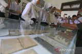 Pelajar mendengarkan penjelasan tentang naskah kuno di Museum Bandar Cimanuk, Indramayu, Jawa Barat, Rabu (12/10/2022). Kegiatan kunjungan edukasi siswa tersebut digelar dalam rangka memperingati Hari Museum Nasional yang mengangkat tema 