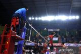 Pebola voli putra BIN Samator Tedi Okta (kedua kanan) melepaskan smash pada pertandingan melawan Tim Pasundan Liga Voli Indonesia (Livoli) Divisi Utama 2022 di GOR Tawangalun, Banyuwangi, Jawa Timur, Selasa (11/10/2022). Pertandingan dimenangkan tim Pasundan dengan skor 3:1. ANTARA Jatim/Budi Candra Setya/zk 