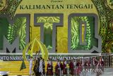 Kafilah dari Provinsi Kalimantan Tengah berjalan menuruni anak tangga saat defile kontingen pada pembukaan Musabaqah Tilawatil Quran (MTQ) Nasional di Astaka Utama Kiram Park, Kabupaten Banjar, Kalimantan Selatan,Kamis (13/10/2022). Sebanyak 1.676 peserta dari 34 kafilah Provinsi di Indonesia akan bersaing untuk menjadi yang terbaik dalam MTQ Nasional XXIX di Kalimantan Selatan yang akan berlangsung dari 10 hingga 19 Oktober 2022. Foto Antaranews Kalsel/Bayu Pratama S.