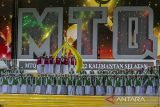 Sejumlah santri bershalawat saat pembukaan Musabaqah Tilawatil Quran (MTQ) Nasional di Astaka Utama Kiram Park, Kabupaten Banjar, Kalimantan Selatan, Kamis (13/10/2022). Sebanyak 1.676 peserta dari 34 kafilah Provinsi di Indonesia akan bersaing untuk menjadi yang terbaik dalam MTQ Nasional XXIX di Kalimantan Selatan yang akan berlangsung dari 10 hingga 19 Oktober 2022. Foto Antaranews Kalsel/Bayu Pratama S.