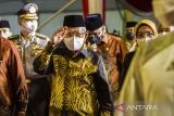 Wakil Presiden Ma'ruf Amin menyapa peserta saat berjalan menuju panggung utama pembukaan Musabaqah Tilawatil Quran (MTQ) Nasional di Astaka Utama Kiram Park, Kabupaten Banjar, Kalimantan Selatan, Rabu (12/10/2022)malam. Sebanyak 1.676 peserta dari 34 kafilah Provinsi di Indonesia akan bersaing untuk menjadi yang terbaik dalam MTQ Nasional XXIX di Kalimantan Selatan yang akan berlangsung dari 10 hingga 19 Oktober 2022. Foto Antaranews Kalsel/Bayu Pratama S.