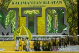 Kafilah dari Provinsi Kalimantan Selatan berjalan menuruni anak tangga saat defile kontingen pada pembukaan Musabaqah Tilawatil Quran (MTQ) Nasional di Astaka Utama Kiram Park, Kabupaten Banjar, Kalimantan Selatan,Kamis (13/10/2022). Sebanyak 1.676 peserta dari 34 kafilah Provinsi di Indonesia akan bersaing untuk menjadi yang terbaik dalam MTQ Nasional XXIX di Kalimantan Selatan yang akan berlangsung dari 10 hingga 19 Oktober 2022. Foto Antaranews Kalsel/Bayu Pratama S.