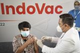 Petugas menyuntikkan vaksin pada Peluncuran dan Penyuntikan Perdana Vaksin IndoVac di kantor Bio Farma, Bandung, Jawa Barat, Kamis (13/10/2022). IndoVac menjadi vaksin COVID-19 pertama yang diproduksi secara lokal di dalam negeri mulai dari proses hulu hingga hilir dan telah mendapatkan Emergency Use Authorization (EUA) atau izin penggunaan darurat serta akan diproduksi sebanyak 20 juta dosis di tahun 2022. ANTARA FOTO/Dhemas Reviyanto/hp.