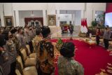 Presiden Joko Widodo (kedua kanan) didampingi Kapolri Jenderal Pol Listyo Sigit Prabowo (kanan) menyanyikan lagu Indonesia Raya sebelum menyampaikan pengarahan di Istana Negara, Jakarta, Jumat (14/10/2022). Presiden Joko Widodo memberikan pengarahan kepada 559 pejabat Polri yang terdiri dari Pati Mabes Polri, Kapolda, dan Kapolres seluruh Indonesia. ANTARA FOTO/Sigid Kurniawan/nym.