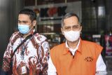 KPK periksa Bupati Lampung Tengah, Alzier dan Thomas Azis Riska di Jakarta