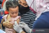 Petugas kesehatan menyuntikan vaksin kepada seorang anak saat Gebyar Bulan Imunisasi Anak Nasional di Kiara Artha Park, Bandung, Jawa Barat, Sabtu (15/10/2022). Kementerian Kesehatan mencatat, 1,7 juta anak di Indonesia belum mendapatkan imunisasi dasar lengkap selama pandemi COVID-19. ANTARA FOTO/Raisan Al Farisi/agr