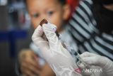 Tenaga kesehatan bersiap untuk menyuntikan vaksin kepada seorang anak saat Gebyar Bulan Imunisasi Anak Nasional di Kiara Artha Park, Bandung, Jawa Barat, Sabtu (15/10/2022). Kementerian Kesehatan mencatat, 1,7 juta anak di Indonesia belum mendapatkan imunisasi dasar lengkap selama pandemi COVID-19. ANTARA FOTO/Raisan Al Farisi/agr