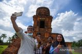 Pengunjung berwisata di Kawasan Candi Bahal, Portibi, Padang Lawas Utara (Paluta), Sumatera Utara, Kamis (13/10/2022). Candi Bahal yang dibangun sekitar abad ke-11 Masehi tersebut menjadi salah satu cagar budaya di Sumatera Utara dan merupakan peninggalan zaman keemasan Kerajaan Sriwijaya. ANTARA FOTO/Fransisco Carolio