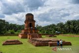 Pengunjung berwisata di Kawasan Candi Bahal, Portibi, Padang Lawas Utara (Paluta), Sumatera Utara, Kamis (13/10/2022). Candi Bahal yang dibangun sekitar abad ke-11 Masehi tersebut menjadi salah satu cagar budaya di Sumatera Utara dan merupakan peninggalan zaman keemasan Kerajaan Sriwijaya. ANTARA FOTO/Fransisco Carolio