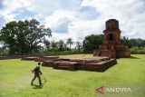 Pengunjung berwisata di Kawasan Candi Bahal, Portibi, Padang Lawas Utara (Paluta), Sumatera Utara, Kamis (13/10/2022). Candi Bahal yang dibangun sekitar abad ke-11 Masehi tersebut menjadi salah satu cagar budaya di Sumatera Utara dan merupakan peninggalan zaman keemasan Kerajaan Sriwijaya. ANTARA FOTO/Fransisco Carolio