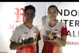 Pasangan ganda campuran Indonesia, Dejan Ferdinansyah (kiri) dan Gloria Emanuelle Widjaja (kanan) berselebrasi usai mengalahkan lawannya sesama pebulutangkis asal Indonesia Ghana Muhammad Al Ilham/Indah Cahya Sari Jamil dalam semi final Indonesia International Challenge 2022 di Platinum Arena, Malang, Jawa Timur, Sabtu (15/10/2022). Dejan/Gloria berhak melaju ke final setelah menang dengan skor 2-0 (21-14, 21-14). ANTARA FOTO/Ari Bowo Sucipto/nym.